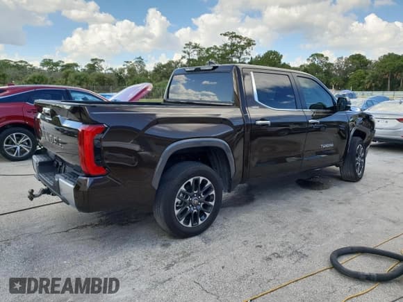 ✅ 2025 Toyota Tundra Limited • VIN: 5TFJA5DB9SX297399 • Lot: 87490875. Wystawiony na Copart z przebiegiem 12 660 mil. Bezpłatny archiwum sprzedaży aukcyjnych z USA i szczegółowy raport historii pojazdu na DreamBid. Zdjęcie 3.