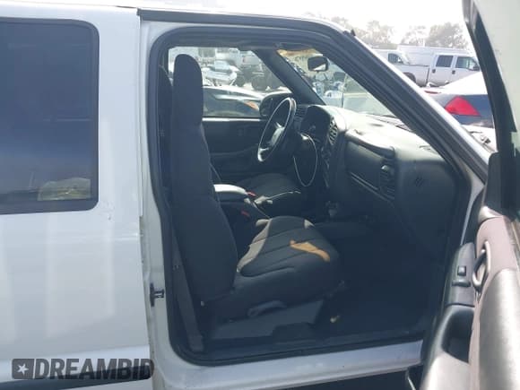 ✅ 2003 Chevrolet S-10 LS • VIN: 1GCDT13X73K117896 • Lot: 43609576. Listed on IAAI with 146,184 mi. Free auction sales archive from the USA and detailed vehicle history report at DreamBid. Image 5.