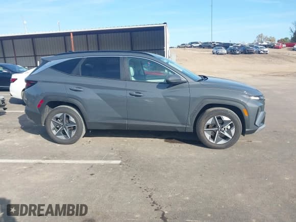 ✅ 2025 Hyundai Tucson SEL • VIN: 5NMJBCDE7SH517837 • Lot: 43666020. Wystawiony na IAAI z przebiegiem 24 077 mil. Bezpłatny archiwum sprzedaży aukcyjnych z USA i szczegółowy raport historii pojazdu na DreamBid. Zdjęcie 13.