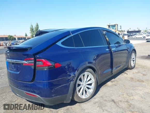 ✅ 2017 Tesla Model X 90D • VIN: 5YJXCBE24HF075440 • Lot: 43388534. Wystawiony na IAAI z przebiegiem Nie podano. Bezpłatny archiwum sprzedaży aukcyjnych z USA i szczegółowy raport historii pojazdu na DreamBid. Zdjęcie 4.