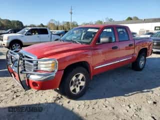 2005 Dodge Dakota Laramie z VIN 1D7HW58N65S263982, wystawiony jako Copart lot #77470884 z przebiegiem 164 809 mil mil oraz Czysty tytuł • Clean title. Historia ofert i sprzedaży dostępna na DreamBid. Obrazek 1.
