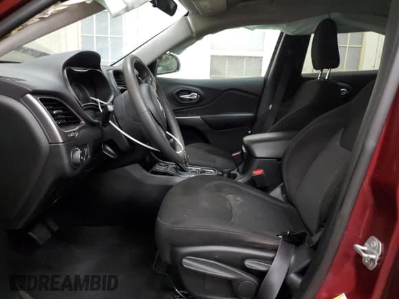 ✅ 2019 Jeep Cherokee Latitude • VIN: 1C4PJLCB0KD241143 • Lot: 86598155. Wystawiony na Copart z przebiegiem 135 150 mil. Bezpłatny archiwum sprzedaży aukcyjnych z USA i szczegółowy raport historii pojazdu na DreamBid. Zdjęcie 7.