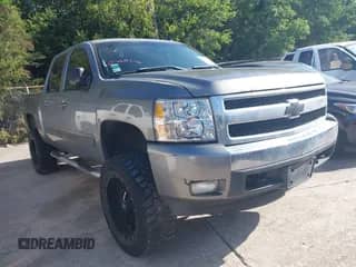 2008 Chevrolet Silverado 1500 1LT z VIN 2GCEC13J581138009, wystawiony jako IAAI lot #42768325 z przebiegiem 212 738 mil mil oraz . Historia ofert i sprzedaży dostępna na DreamBid. Obrazek 1.