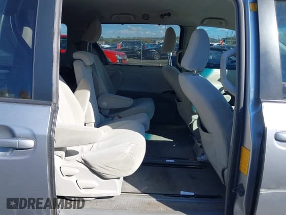 ✅ 2011 Toyota Sienna LE • VIN: 5TDKK3DC9BS096493 • Lot: 43499233. Wystawiony na IAAI z przebiegiem 329 965 mil. Bezpłatny archiwum sprzedaży aukcyjnych z USA i szczegółowy raport historii pojazdu na DreamBid. Zdjęcie 8.