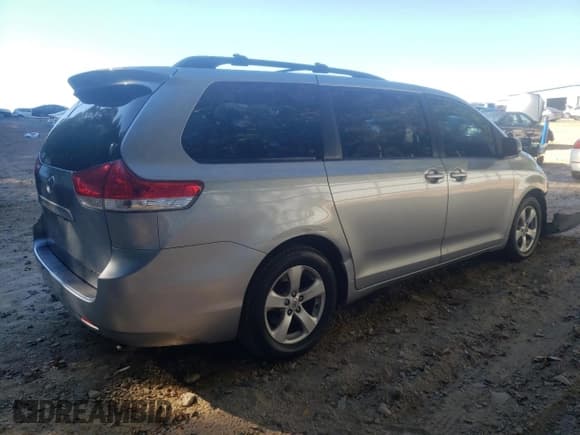 ✅ 2014 Toyota Sienna LE • VIN: 5TDKK3DC9ES481766 • Lot: 82412895. Listed on Copart with 255,826 mi. Free auction sales archive from the USA and detailed vehicle history report at DreamBid. Image 3.