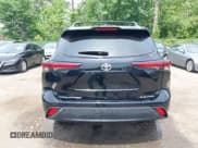 ✅ 2024 Toyota Highlander LE • VIN: 5TDKDRBH2RS554882 • Lot: 42264204. Listed on IAAI with 9,294 mi. Free auction sales archive from the USA and detailed vehicle history report at DreamBid. Image 17.