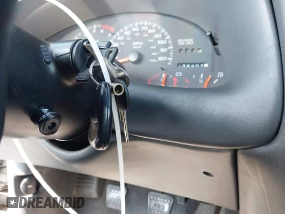 1997 Chevrolet Camaro z VIN 2G1FP22K4V2101038, wystawiony jako IAAI lot #41900016 z przebiegiem 139 207 mil mil oraz . Historia ofert i sprzedaży dostępna na DreamBid. Obrazek 11.