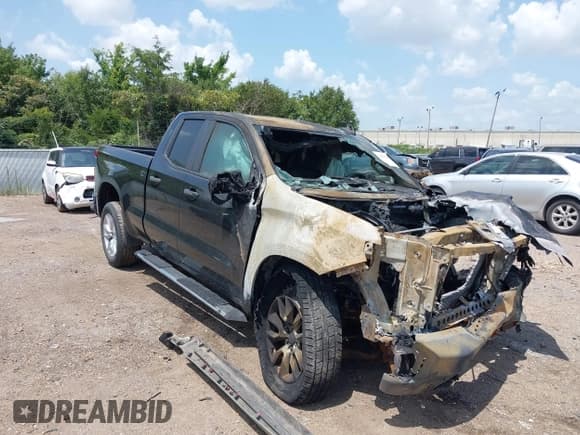 ✅ 2020 Chevrolet Silverado 1500 Custom • VIN: 1GCRWBEF0LZ133727 • Lot: 39838746. Wystawiony na IAAI z przebiegiem Nie podano. Bezpłatny archiwum sprzedaży aukcyjnych z USA i szczegółowy raport historii pojazdu na DreamBid. Zdjęcie 1.