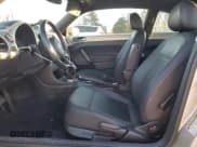 ✅ 2014 Volkswagen Beetle 1.8T • VIN: 3VWJ17AT0EM634798 • Lot: 92348755. Wystawiony na Copart z przebiegiem 95 806 mil. Bezpłatny archiwum sprzedaży aukcyjnych z USA i szczegółowy raport historii pojazdu na DreamBid. Zdjęcie 7.