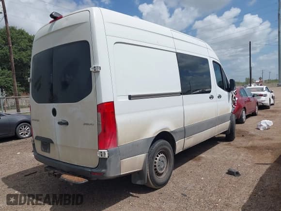 ✅ 2019 Mercedes-Benz Sprinter Cargo • VIN: WD4PF0CD7KP088394 • Lot: 42434219. Wystawiony na IAAI z przebiegiem 216 176 mil. Bezpłatny archiwum sprzedaży aukcyjnych z USA i szczegółowy raport historii pojazdu na DreamBid. Zdjęcie 4.