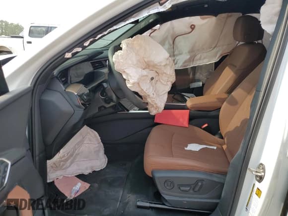 ✅ 2024 Audi Q8 e-tron Premium Plus • VIN: WA15AAGE8RB017425 • Lot: 66139974. Wystawiony na Copart z przebiegiem Nie podano. Bezpłatny archiwum sprzedaży aukcyjnych z USA i szczegółowy raport historii pojazdu na DreamBid. Zdjęcie 7.