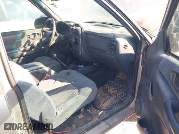 ✅ 1998 Chevrolet S-10 LS • VIN: 1GCCS19WXWK269740 • Лот: 41341383. Опубликован ранее на IAAI с пробегом 204 950 миль. Бесплатный доступ к архиву аукционных продаж из США и подробный отчёт об истории автомобиля на DreamBid. Изображение 5.