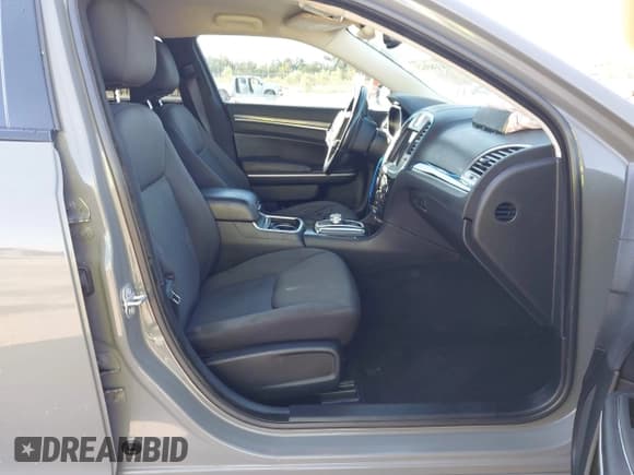 ✅ 2019 Chrysler 300 Touring • VIN: 2C3CCAAG0KH601594 • Lot: 43383621. Listed on IAAI with 124,848 mi. Free auction sales archive from the USA and detailed vehicle history report at DreamBid. Image 5.