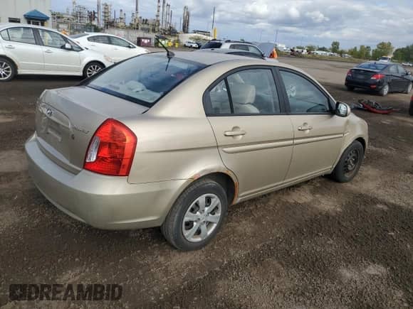 2010 Hyundai Accent GL z VIN KMHCN4BC4AU494057, wystawiony jako Copart lot #72675014 z przebiegiem 61 711 mil mil oraz Szkoda całkowita • Salvage title. Historia ofert i sprzedaży dostępna na DreamBid. Obrazek 3.