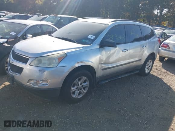 ✅ 2010 Chevrolet Traverse LS • VIN: 1GNLVEED7AJ227809 • Lot: 40650983. Wystawiony na IAAI z przebiegiem Nie podano. Bezpłatny archiwum sprzedaży aukcyjnych z USA i szczegółowy raport historii pojazdu na DreamBid. Zdjęcie 2.