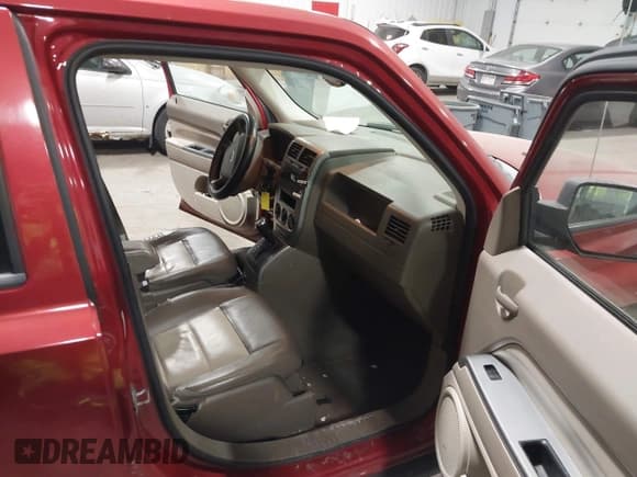 ✅ 2007 Jeep Patriot Limited • VIN: 1J8FT48W97D398743 • Lot: 41252768. Listed on IAAI with 156,947 mi. Free auction sales archive from the USA and detailed vehicle history report at DreamBid. Image 5.