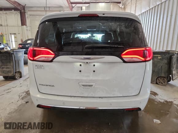 ✅ 2019 Chrysler Pacifica Touring Plus • VIN: 2C4RC1FGXKR640038 • Lot: 82352005. Wystawiony na Copart z przebiegiem 162 143 mil. Bezpłatny archiwum sprzedaży aukcyjnych z USA i szczegółowy raport historii pojazdu na DreamBid. Zdjęcie 6.