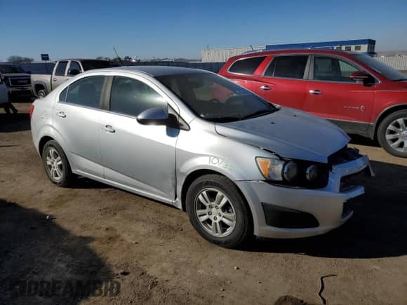 ✅ 2014 Chevrolet Sonic LT • VIN: 1G1JC5SG4E4112277 • Lot: 66877704. Wystawiony na Copart z przebiegiem 112 035 mil mil. Skorzystaj z bezpłatnego archiwum sprzedaży aukcyjnych z USA i zobacz szczegółowy raport historii pojazdu na DreamBid. Zdjęcie 4.