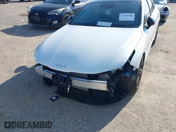 ✅ 2025 Kia K5 GT-Line • VIN: KNAG64J79S5388820 • Lot: 43104940. Wystawiony na IAAI z przebiegiem 972 mil. Bezpłatny archiwum sprzedaży aukcyjnych z USA i szczegółowy raport historii pojazdu na DreamBid. Zdjęcie 6.