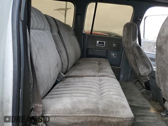 ✅ 1990 GMC Suburban • VIN: 1GKGR26N7LF537148 • Lot: 45388815. Wystawiony na Copart z przebiegiem 265 951 mil. Bezpłatny archiwum sprzedaży aukcyjnych z USA i szczegółowy raport historii pojazdu na DreamBid. Zdjęcie 11.