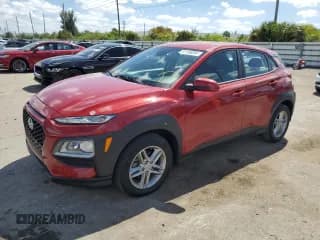 ✅ 2021 Hyundai Kona SE • VIN: KM8K12AA6MU669506 • Лот: 51166064. Опубликован ранее на Copart с пробегом 33 666 миль. Бесплатный доступ к архиву аукционных продаж из США и подробный отчёт об истории автомобиля на DreamBid. Изображение 1.