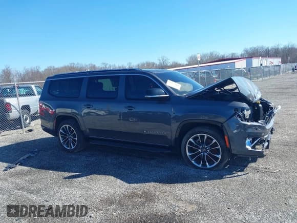✅ 2023 Jeep Wagoneer Series II • VIN: 1C4SJSBP0PS507796 • Lot: 41804164. Wystawiony na IAAI z przebiegiem 40 951 mil. Bezpłatny archiwum sprzedaży aukcyjnych z USA i szczegółowy raport historii pojazdu na DreamBid. Zdjęcie 13.