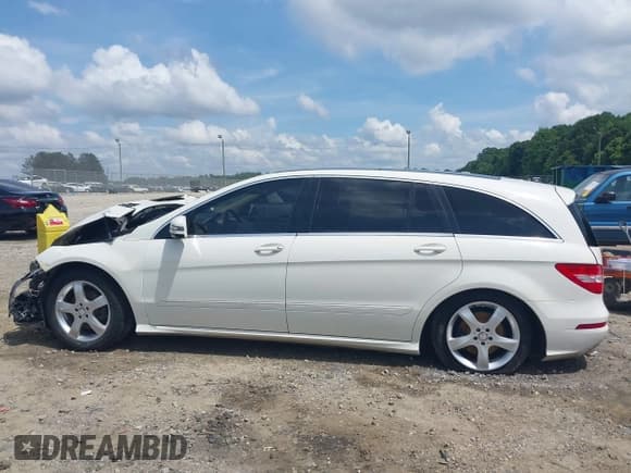 ✅ 2011 Mercedes-Benz R 350 • VIN: 4JGCB6FE6BA116776 • Lot: 42497083. Listed on IAAI with Not provided. Free auction sales archive from the USA and detailed vehicle history report at DreamBid. Image 15.