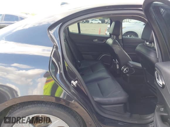 ✅ 2018 Alfa Romeo Giulia • VIN: ZARFAEBNXJ7566291 • Лот: 43626165. Опубликован ранее на IAAI с пробегом 109 746 миль. Бесплатный доступ к архиву аукционных продаж из США и подробный отчёт об истории автомобиля на DreamBid. Изображение 8.