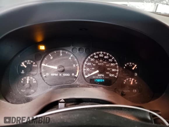 ✅ 2000 GMC Jimmy SLE Convenience • VIN: 1GKDT13W1Y2332452 • Lot: 42083315. Wystawiony na Copart z przebiegiem 178 934 mil. Bezpłatny archiwum sprzedaży aukcyjnych z USA i szczegółowy raport historii pojazdu na DreamBid. Zdjęcie 9.