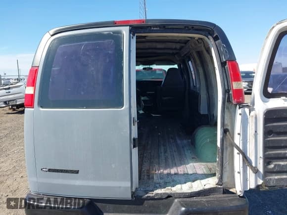 ✅ 2005 Chevrolet Express Cargo • VIN: 1GCGG25V151268275 • Лот: 43158798. Опубликован ранее на IAAI с пробегом 216 031 миль. Бесплатный доступ к архиву аукционных продаж из США и подробный отчёт об истории автомобиля на DreamBid. Изображение 17.