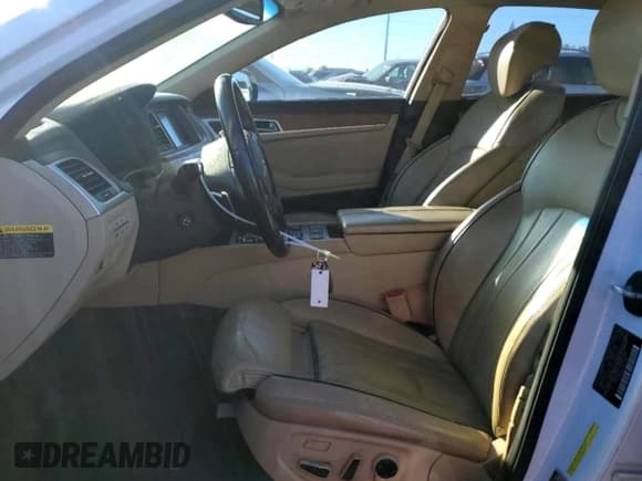 ✅ 2015 Hyundai Genesis 5.0L • VIN: KMHGN4JF7FU031186 • Lot: 73708944. Wystawiony na Copart z przebiegiem 142 682 mil. Bezpłatny archiwum sprzedaży aukcyjnych z USA i szczegółowy raport historii pojazdu na DreamBid. Zdjęcie 7.