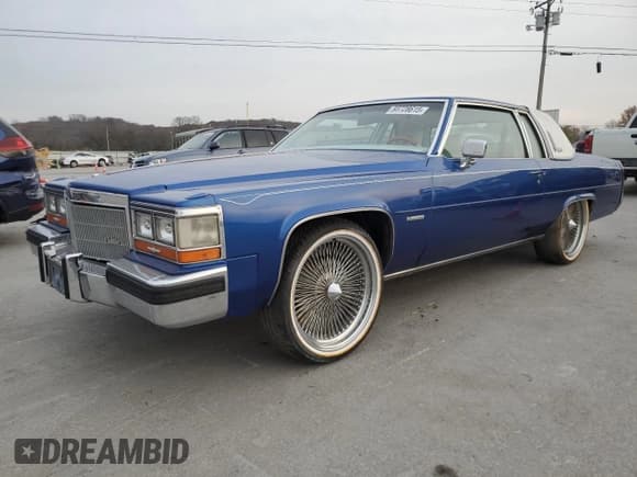 ✅ 1981 Cadillac DeVille • VIN: 1G6AD4795B9145220 • Лот: 93728615. Опубликован ранее на Copart с пробегом 39 287 миль. Бесплатный доступ к архиву аукционных продаж из США и подробный отчёт об истории автомобиля на DreamBid. Изображение 1.