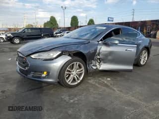 ✅ 2013 Tesla Model S Performance • VIN: 5YJSA1DP1DFP14164 • Lot: 83909945. Wystawiony na Copart z przebiegiem 121 326 mil. Bezpłatny archiwum sprzedaży aukcyjnych z USA i szczegółowy raport historii pojazdu na DreamBid. Zdjęcie 1.