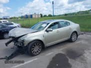 ✅ 2010 Lincoln MKS • VIN: 1LNHL9DR4AG606851 • Лот: 42666827. Опубликован ранее на IAAI с пробегом 154 897 миль. Бесплатный доступ к архиву аукционных продаж из США и подробный отчёт об истории автомобиля на DreamBid. Изображение 2.