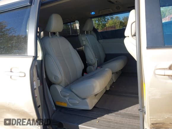 ✅ 2011 Toyota Sienna XLE • VIN: 5TDYK3DC5BS038682 • Lot: 43604542. Listed on IAAI with 58,938 mi. Free auction sales archive from the USA and detailed vehicle history report at DreamBid. Image 8.