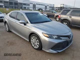 2020 Toyota Camry LE z VIN 4T1C11AK2LU354305, wystawiony jako IAAI lot #43511081 z przebiegiem 125 215 mil mil oraz . Historia ofert i sprzedaży dostępna na DreamBid. Obrazek 1.