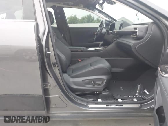 ✅ 2024 Toyota Crown XLE • VIN: JTDAAAAFXR3018186 • Lot: 42465686. Wystawiony na IAAI z przebiegiem 19 776 mil. Bezpłatny archiwum sprzedaży aukcyjnych z USA i szczegółowy raport historii pojazdu na DreamBid. Zdjęcie 5.