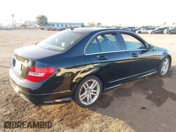 ✅ 2014 Mercedes-Benz C 250 Sport • VIN: WDDGF4HB7EA946274 • Лот: 43928785. Опубликован ранее на IAAI с пробегом 213 127 миль. Бесплатный доступ к архиву аукционных продаж из США и подробный отчёт об истории автомобиля на DreamBid. Изображение 4.