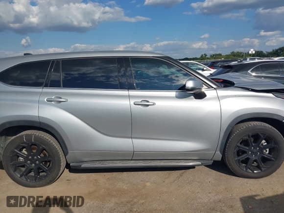 ✅ 2022 Toyota Highlander LE • VIN: 5TDZZRAH3NS139405 • Lot: 43313157. Wystawiony na IAAI z przebiegiem 30 086 mil. Bezpłatny archiwum sprzedaży aukcyjnych z USA i szczegółowy raport historii pojazdu na DreamBid. Zdjęcie 13.
