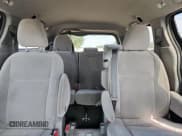 ✅ 2017 Toyota Sienna LE Auto Access Seat • VIN: 5TDKZ3DC0HS857819 • Lot: 62381135. Wystawiony na Copart z przebiegiem 101 388 mil. Bezpłatny archiwum sprzedaży aukcyjnych z USA i szczegółowy raport historii pojazdu na DreamBid. Zdjęcie 10.