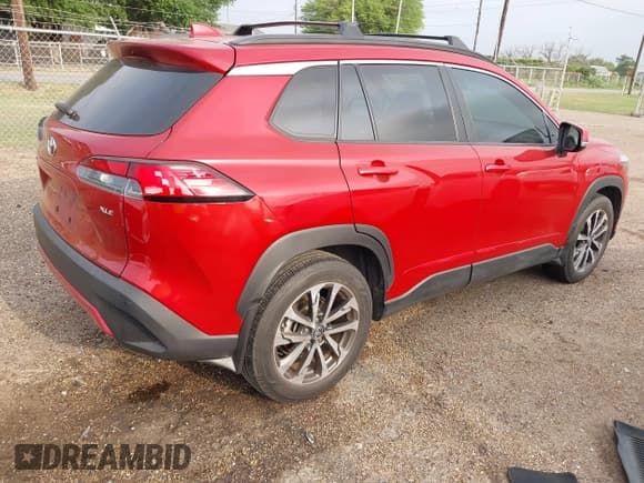 ✅ 2022 Toyota Corolla Cross XLE • VIN: 7MUDAAAG4NV032461 • Lot: 41925376. Listed on IAAI with 18,602 mi. Free auction sales archive from the USA and detailed vehicle history report at DreamBid. Image 4.