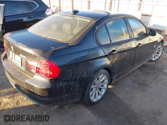 ✅ 2011 BMW 3 Series 328i xDrive • VIN: WBAPK5G57BNN31559 • Lot: 43800475. Wystawiony na IAAI z przebiegiem 121 384 mil. Bezpłatny archiwum sprzedaży aukcyjnych z USA i szczegółowy raport historii pojazdu na DreamBid. Zdjęcie 4.