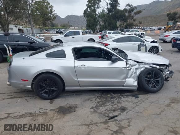 ✅ 2014 Ford Mustang V6 • VIN: 1ZVBP8AM5E5288383 • Лот: 42188679. Опубликован ранее на IAAI с пробегом 144 954 миль. Бесплатный доступ к архиву аукционных продаж из США и подробный отчёт об истории автомобиля на DreamBid. Изображение 13.