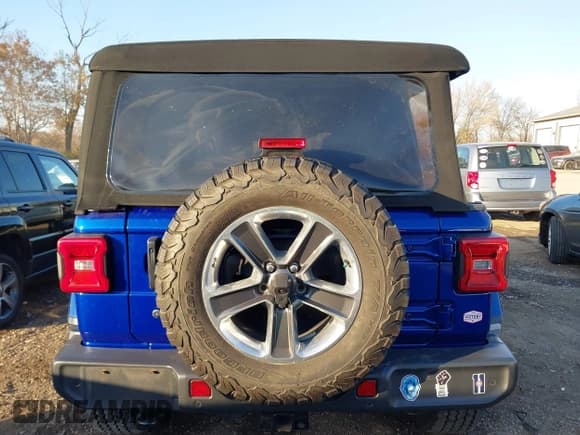 ✅ 2018 Jeep Wrangler Unlimited Sahara • VIN: 1C4HJXEG5JW256700 • Lot: 43705906. Listed on IAAI with 127,599 mi. Free auction sales archive from the USA and detailed vehicle history report at DreamBid. Image 16.