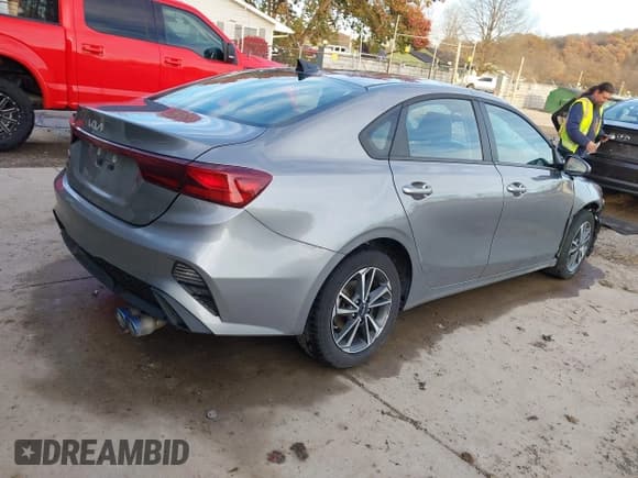 ✅ 2024 Kia Forte LXS • VIN: 3KPF24AD6RE809049 • Lot: 43694745. Wystawiony na IAAI z przebiegiem 22 797 mil. Bezpłatny archiwum sprzedaży aukcyjnych z USA i szczegółowy raport historii pojazdu na DreamBid. Zdjęcie 4.