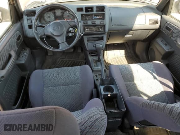 ✅ 2000 Toyota RAV4 • VIN: JT3GP10V5Y0051988 • Lot: 68462845. Wystawiony na Copart z przebiegiem 187 806 mil. Bezpłatny archiwum sprzedaży aukcyjnych z USA i szczegółowy raport historii pojazdu na DreamBid. Zdjęcie 8.