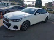 ✅ 2024 BMW i5 eDrive40 • VIN: WBY33FK01RCP59383 • Лот: 40957715. Опубликован ранее на IAAI с пробегом 8 188 миль. Бесплатный доступ к архиву аукционных продаж из США и подробный отчёт об истории автомобиля на DreamBid. Изображение 4.