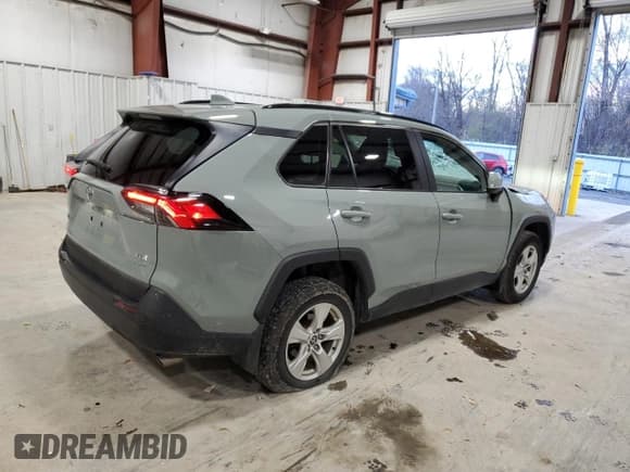 ✅ 2021 Toyota RAV4 XLE • VIN: 2T3P1RFV8MW220734 • Лот: 92499545. Опубликован ранее на Copart с пробегом 41 288 миль. Бесплатный доступ к архиву аукционных продаж из США и подробный отчёт об истории автомобиля на DreamBid. Изображение 3.
