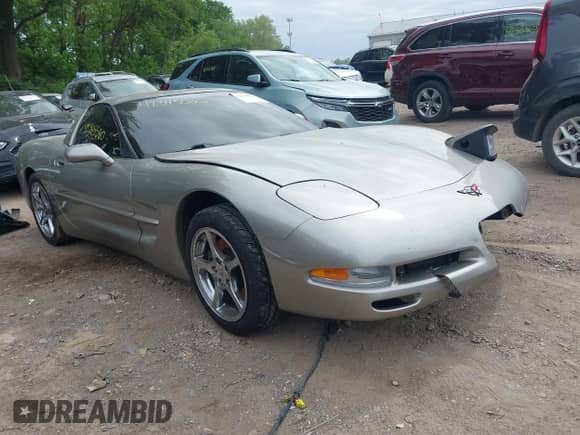 ✅ 1998 Chevrolet Corvette • VIN: 1G1YY22G6W5130385 • Lot: 42345580. Wystawiony na IAAI z przebiegiem 58 575 mil. Bezpłatny archiwum sprzedaży aukcyjnych z USA i szczegółowy raport historii pojazdu na DreamBid. Zdjęcie 1.