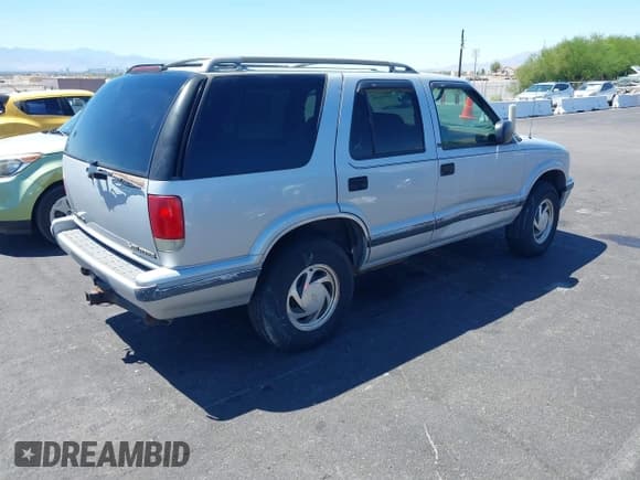 ✅ 1995 Chevrolet Blazer • VIN: 1GNDT13W2S2203162 • Lot: 42863351. Wystawiony na IAAI z przebiegiem 139 555 mil. Bezpłatny archiwum sprzedaży aukcyjnych z USA i szczegółowy raport historii pojazdu na DreamBid. Zdjęcie 4.